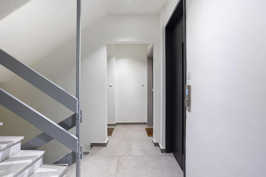 Red Velvet Apt Near City Centre Салоники Экстерьер фото